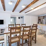 펜션 Four-bedroom In *
