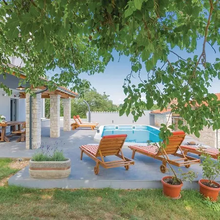 펜션 Four-bedroom In Manjadvorci